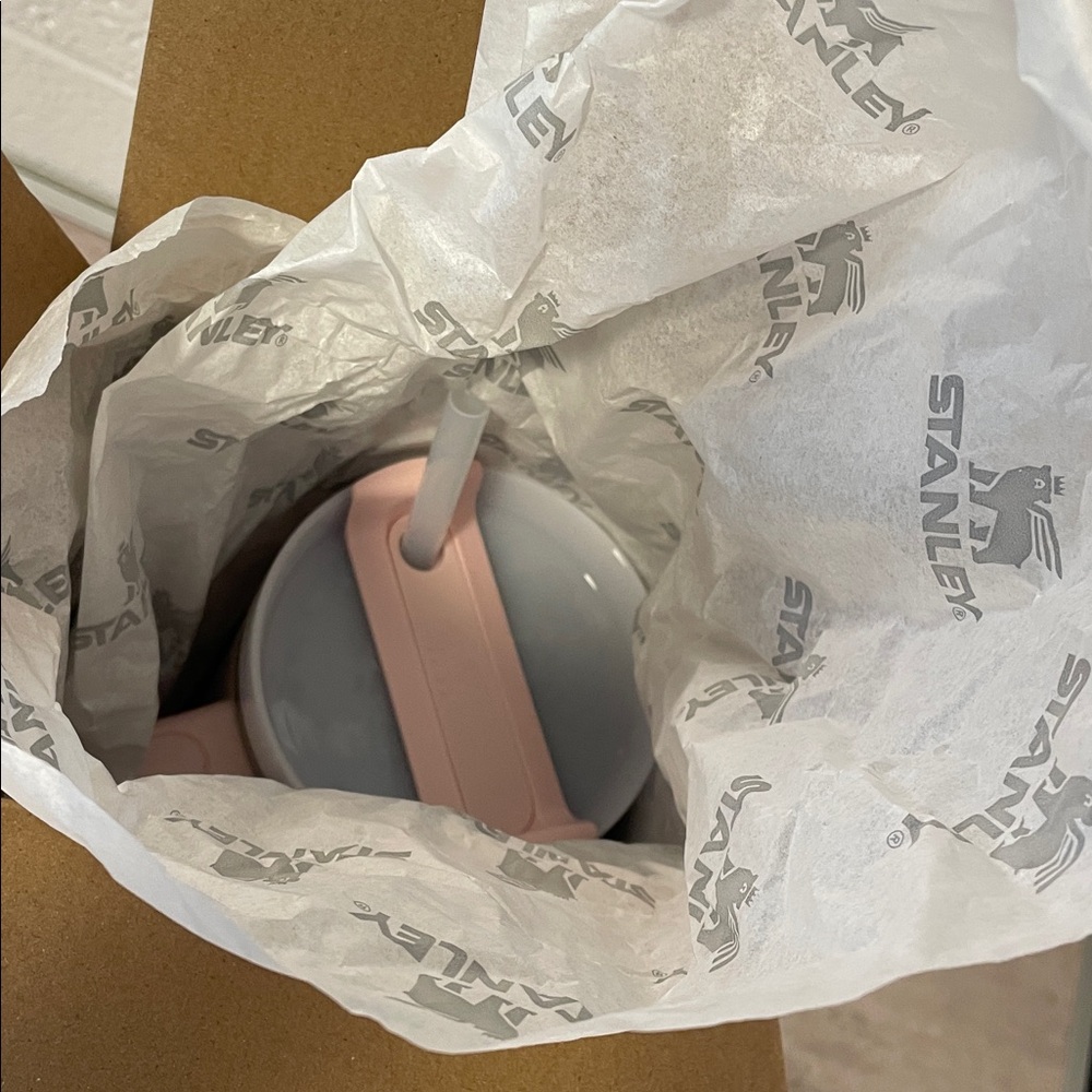 💦 NEW Stanley Quencher Tumbler 🩷 40 OZ - Soft Rain Bloom 🆕 in box - Picture 3 of 6